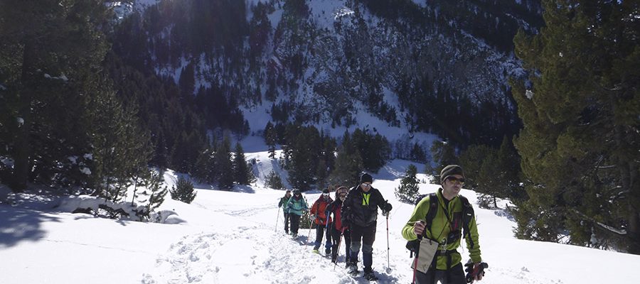 Snow shoes. Discover lakes and valleys of glacial origin